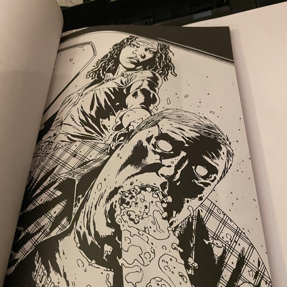 The Walking Dead Coloring Book/ NEW - Picture 8 of 10